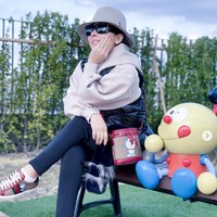 Mendatangi Museum Doraemon di Jepang, Syahrini tampil total dengan membawa tas koleksi Doraemon x Gucci. Dia juga melengkapi gayanya dengan sneakers Doraemon x Gucci. Foto: Dok. Instagram @princessyahrini