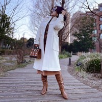 Bergaya menikmati kota Jepang yang sedang musim dingin, Syahrini menenteng tas Hermes yang harganya lebih dari Rp 2,5 miliar. Tas Hermes yang dibawanya ini termasuk koleksi terbatas dari brand Prancis tersebut. Foto: Dok. Instagram @princessyahrini