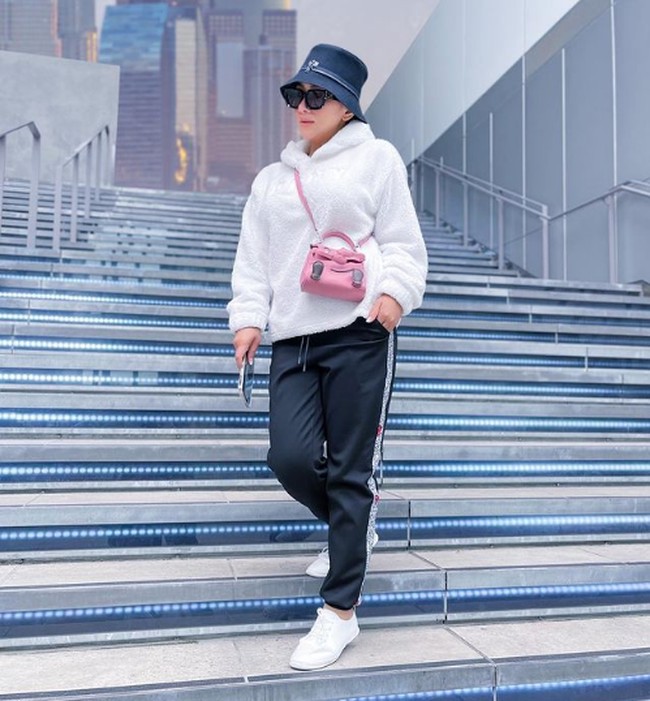 Selama berada di Jepang, Syahrini kerap mengunggah gayanya melakukan berbagai kegiatan. Salah satunya foto penampilannya ini yang disebutnya gaya saat akan berbelanja kebutuhan sehari-hari. Selamat Pagi, Aktifitas Istri Selama Pandemi Grocery Kebutuhan Sehari2 Bersama Suami, demikian dia menulis di keterangan foto. Berbelanja, Syahrini tetap tampil mewah membawa tas Hermes ukuran mini. Meski mini harganya tidaklah mini juga. Tas tersebut mencapai lebih dari Rp 1 miliar.Foto: Dok. Instagram @princessyahrini