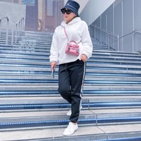 Selama berada di Jepang, Syahrini kerap mengunggah gayanya melakukan berbagai kegiatan. Salah satunya foto penampilannya ini yang disebutnya gaya saat akan berbelanja kebutuhan sehari-hari. Selamat Pagi, Aktifitas Istri Selama Pandemi Grocery Kebutuhan Sehari2 Bersama Suami, demikian dia menulis di keterangan foto. Berbelanja, Syahrini tetap tampil mewah membawa tas Hermes ukuran mini. Meski mini harganya tidaklah mini juga. Tas tersebut mencapai lebih dari Rp 1 miliar.Foto: Dok. Instagram @princessyahrini