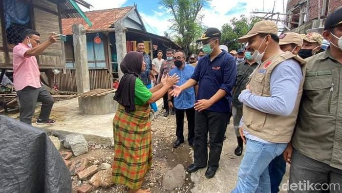 Gubernur NTB Zulkieflimansyah meninjau lokasi banjir bandang