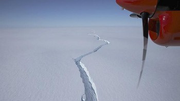 Gunung es berukuran raksasa terbelah dari lapisan es Brunt Ice Shelf di Antartika, tidak jauh dari markas penelitian negara Inggris, British Antartic Suvey (BAS). Besarnya diestimasi 1.270 kilometer persegi, sekitar dua kali ukuran DKI Jakarta dan tebalnya 150 meter. Ini penampakannya dari pesawat. Foto: British Antartic Survey