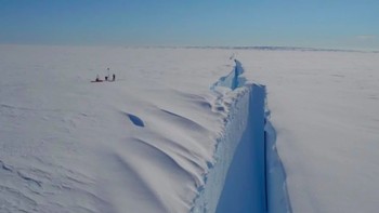 Gunung es terbelah merupakan fenomena yang sering terjadi di Antartika. Foto: British Antartic Survey