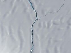 Ngeri! Penampakan Gunung Es Raksasa Terbelah di Kutub Selatan