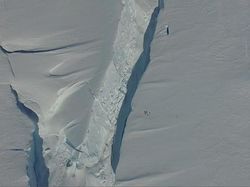 Ngeri! Penampakan Gunung Es Raksasa Terbelah di Kutub Selatan