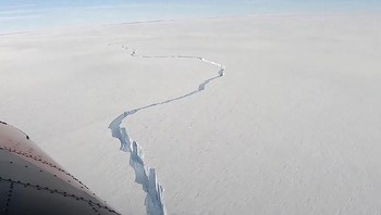 Saking panjangnya, seperti tidak kelihatan di mana ujungnya. Gunung es tersebut sudah terpantau retak sejak November 2020 dan retakannya itu terus memanjang sampai akhirnya benar-benar terbelah. Jadi, ilmuwan memang sudah memperkirakan kejadian ini walaupun tetap masih bikin takjub. Foto: British Antartic Survey