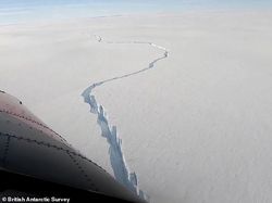 Ngeri! Penampakan Gunung Es Raksasa Terbelah di Kutub Selatan