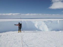 Ngeri! Penampakan Gunung Es Raksasa Terbelah di Kutub Selatan