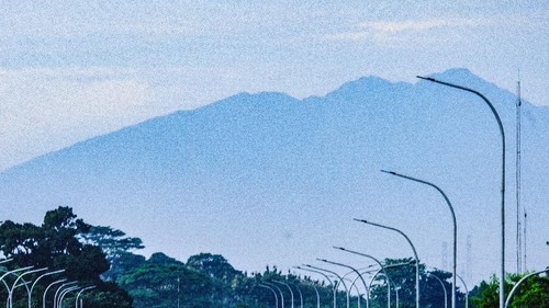 Gunung Salak kelihatan dari Tangsel saat cuaca cerah pagi ini