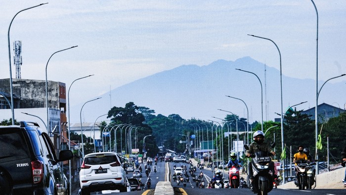 Gunung Salak kelihatan dari Tangsel saat cuaca cerah pagi ini Gunung Salak kelihatan dari Tangsel saat cuaca cerah pagi ini