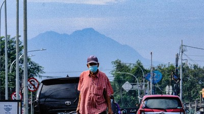 Potret Gunung Salak Terlihat dari Tangsel Saat Cuaca Cerah Pagi Ini