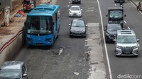 Jalan bergelombang dengan kerikil bertebaran membuat pengendara roda empat atau roda dua harus ekstra waspada di jalur tersebut.   