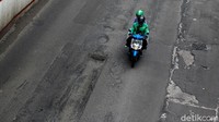 Jalan rusak yang terlihat sejak beberapa hari lalu tersebut belum diperbaiki.   