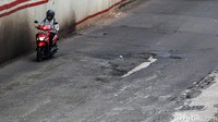 Jalan rusak di titik ini sepanjang kira-kira 30 meter.  