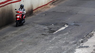 Hati-hati! Jalan Rasuna Said Terpantau Rusak