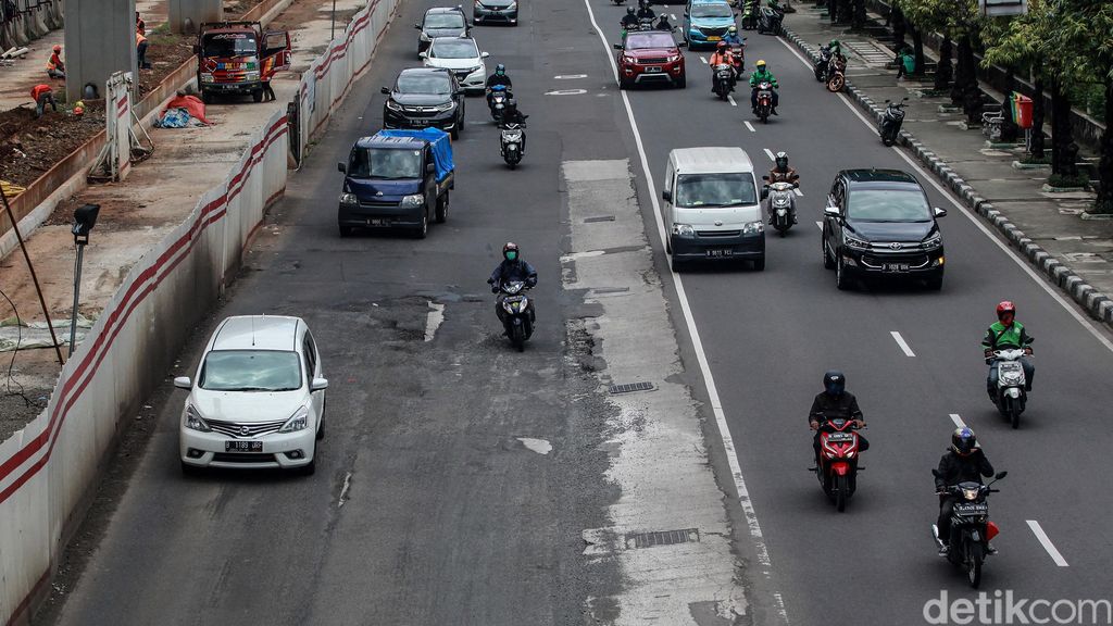 Para pengendara berjalan pelan saat menghindari jalan rusak di depan Setiabudi One, Jalan Rasuna Said, Jakarta Selatan, Senin (1/3/2021).
