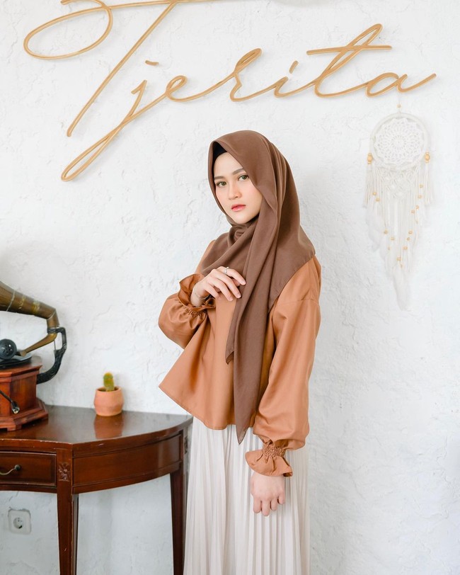 Henny aktif di Instagramnya @hennyyrahman dengan mengunggah foto OOTD. Ia sudah memiliki lebih dari 224 ribu pengikut di Instagram. Sebelum kini jadi atensi karena lepas hijab, gaya hijab sehari-harinya kerap menjadi inspirasi bagi wanita muslimah.  Foto: Instagram @hennyyrahman.