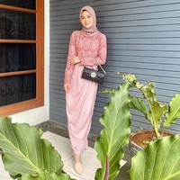 Ketika ke acara pernikahan, Henny tampil dengan dress satin dengan bahan atas lace pastel pink. Dipadu dengan hijab segi empat dengan warna senada.  Foto: Instagram @hennyyrahman.