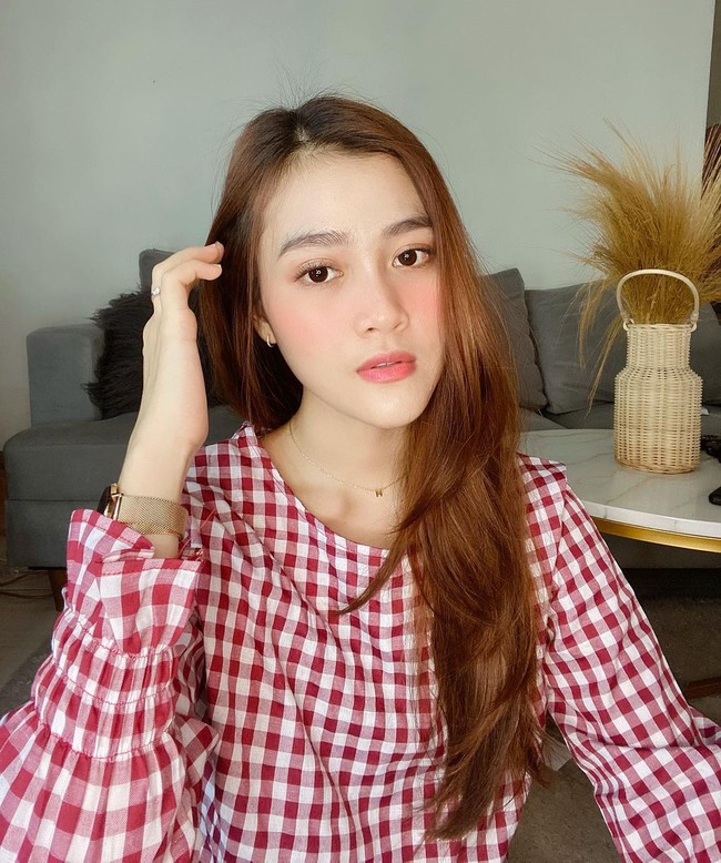 Kabar mengejutkan muncul ketika Henny membagika foto saat ia tidak memakai hijab. Enough. Makasih rasa sakitnya😊, tulis @hennyyrahman (26/2/2021). Keterangan foto itu membuat netizen menduga Heny sedang ada masalah rumah tangga. Foto: Instagram @hennyyrahman.