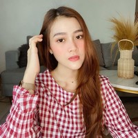 Kabar mengejutkan muncul ketika Henny membagika foto saat ia tidak memakai hijab. Enough. Makasih rasa sakitnya😊, tulis @hennyyrahman (26/2/2021). Keterangan foto itu membuat netizen menduga Heny sedang ada masalah rumah tangga. Foto: Instagram @hennyyrahman.