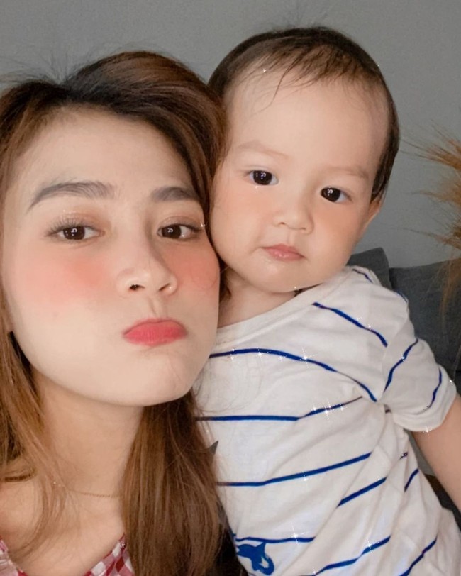 Berpose tanpa hijab, Henny selfie dengan Zayn sang buah hati yang menjadi tempat sandarannya. Di Instagram Story, Henny juga sudah tidak memakai hijab ketika selfie. Lewat unggahannya itu ia pun menjadi sasaran nyinyiran netizen. Tak terima, Henny ingin melaporkan ke polisi ketika mendapatkan komentar negatif dari netizen. Foto: Instagram @hennyyrahman.