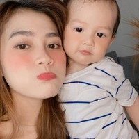 Berpose tanpa hijab, Henny selfie dengan Zayn sang buah hati yang menjadi tempat sandarannya. Di Instagram Story, Henny juga sudah tidak memakai hijab ketika selfie. Lewat unggahannya itu ia pun menjadi sasaran nyinyiran netizen. Tak terima, Henny ingin melaporkan ke polisi ketika mendapatkan komentar negatif dari netizen. Foto: Instagram @hennyyrahman.