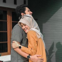 Zikri Daulay melalui akun Instagramnya @zikridaulay1, meminta warganet mendoakan agar rumah tangganya baik-baik saja. Temen2 di saat seperti ini yang kita butuhkan cuma support dan doa dari kalian semua. Namanya rumah tangga pasti akan ada fase naik dan turunnya, jadi dengan segela kerendahan hati gua, gua minta space dan waktu kalian untuk kita menyelesaikan masalah ini. Dan untuk temen2, jangan menyimpulkan hal2 yang memang asalnya bukan dari kita ya, kalo ada tuduhan orang ketiga, insyaAllah gak ada sama sekali kok. Sekali lagi mohon doanya ya temen2 semua untuk kita, apapun jalannya kedepan semoga yang terbaik, aamiin, tulis akun Instagram @zikridaulay1. Foto: Instagram @zikridaulay1.