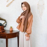 Henny aktif di Instagramnya @hennyyrahman dengan mengunggah foto OOTD. Ia sudah memiliki lebih dari 224 ribu pengikut di Instagram. Sebelum kini jadi atensi karena lepas hijab, gaya hijab sehari-harinya kerap menjadi inspirasi bagi wanita muslimah.  Foto: Instagram @hennyyrahman.
