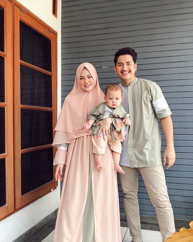 Pernikahan Zikri Daulay dan Heny telah dikaruniai seorang anak laki-laki bernama Muhammad Zayn. Henny dan Zikri Daulay kerap mengunggah momen kemesraan di akun Instagram masing-masing. Seperti dalam foto ini, mereka kompak mengenakan busana pastel.Foto: Instagram @hennyyrahman.