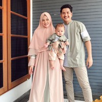 Pernikahan Zikri Daulay dan Heny telah dikaruniai seorang anak laki-laki bernama Muhammad Zayn. Henny dan Zikri Daulay kerap mengunggah momen kemesraan di akun Instagram masing-masing. Seperti dalam foto ini, mereka kompak mengenakan busana pastel.Foto: Instagram @hennyyrahman.