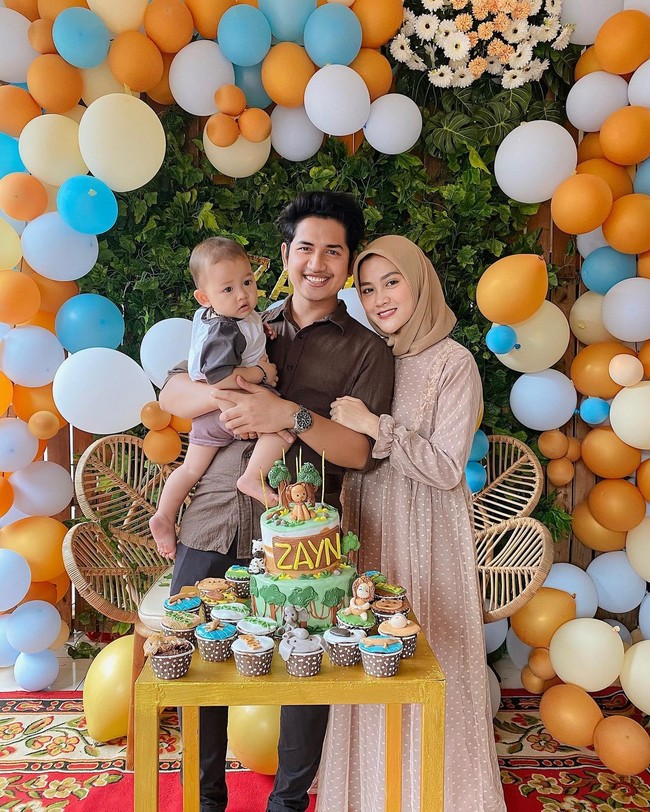 Henny Yuliana Rahman menikah dengan aktor Zikri Daulay pada 2 Desember 2018. Nama Zikri Daulay melejit setelah berperan sebagai Nathan Januar Prasetyo dalam sinetron Dear Nathan The Series yang tayang pada 2017. Pada 2018, ia memainkan peran utama sebagai Abian dalam film Lima Penjuru Masjid.  Zikri juga dikenal sebagai kakak aktor Syakir Daulay. Foto: Instagram @hennyyrahman.