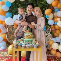 Henny Yuliana Rahman menikah dengan aktor Zikri Daulay pada 2 Desember 2018. Nama Zikri Daulay melejit setelah berperan sebagai Nathan Januar Prasetyo dalam sinetron Dear Nathan The Series yang tayang pada 2017. Pada 2018, ia memainkan peran utama sebagai Abian dalam film Lima Penjuru Masjid.  Zikri juga dikenal sebagai kakak aktor Syakir Daulay. Foto: Instagram @hennyyrahman.