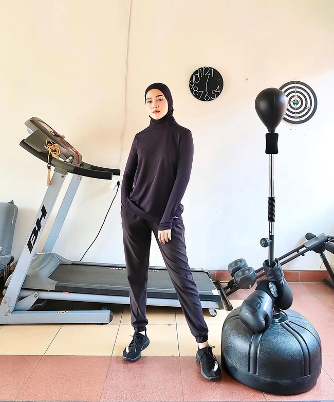 Agar menjaga daya tahan tubuh, Henny juga mengunggah momen saat ia sedang berolahraga. Untuk mempermudah gerakannya, Henny memilih hijab instan, kaus longgar dan jogger pants. Foto: Instagram @hennyyrahman.