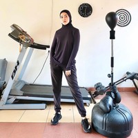 Agar menjaga daya tahan tubuh, Henny juga mengunggah momen saat ia sedang berolahraga. Untuk mempermudah gerakannya, Henny memilih hijab instan, kaus longgar dan jogger pants. Foto: Instagram @hennyyrahman.