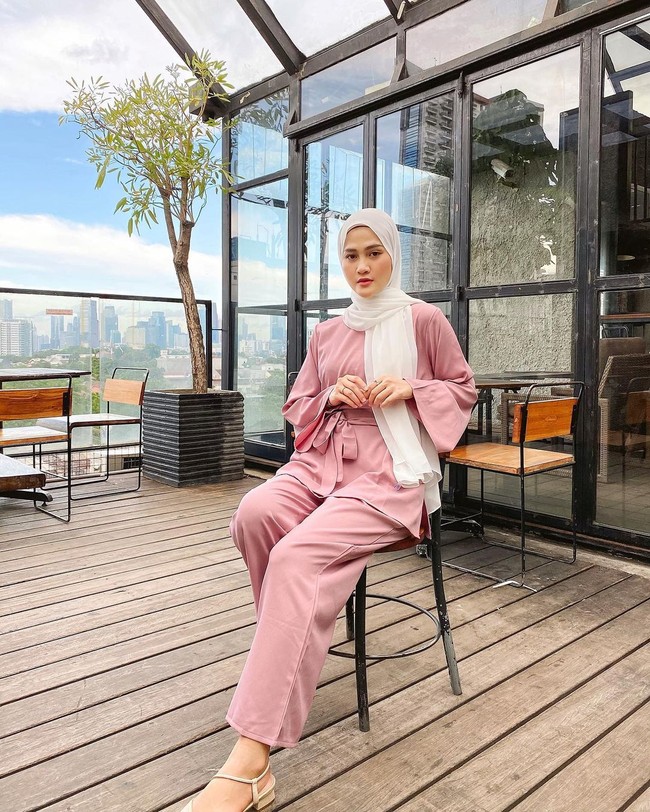 Selain hijab segi empat, Henny juga mengenakan hijab pashmina untuk OOTD. Seperti dalam foto ini Henny memakai hijab pashmina putih dilengkapi inner hijab dan busana one set warna fresh rose.  Foto: Instagram @hennyyrahman.