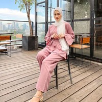 Selain hijab segi empat, Henny juga mengenakan hijab pashmina untuk OOTD. Seperti dalam foto ini Henny memakai hijab pashmina putih dilengkapi inner hijab dan busana one set warna fresh rose.  Foto: Instagram @hennyyrahman.