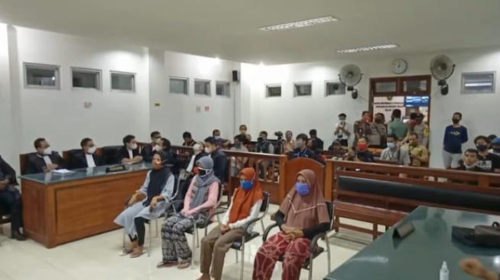 Sidang 4 IRT pelempar batu ke pabrik rokok di PN Praya, Lombok Tengah, NTB, Senin (1/3/2021).