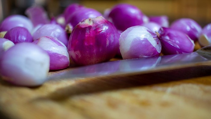Peeled onions (shallots) ready for cut and used in cooking.
