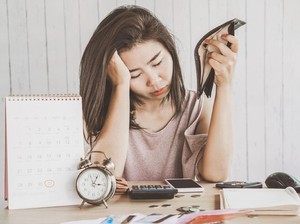 Jadi Miskin Gara-gara Suami Tidak Terbuka Terlilit Pinjol, Adakah Jalan Keluar?