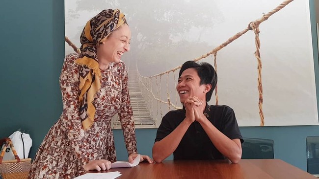 Jodoh adalah rahasia sang Maha Pencipta. Kamu tidak akan tahu jodoh akan datang kapan dan di mana. Seperti kisah pria asal Lombok ini yang tidak menduga jika bisa menikah dengan bule cantik asal Prancis. Foto: Dok. Instagram @indrasasak.