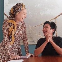 Jodoh adalah rahasia sang Maha Pencipta. Kamu tidak akan tahu jodoh akan datang kapan dan di mana. Seperti kisah pria asal Lombok ini yang tidak menduga jika bisa menikah dengan bule cantik asal Prancis. Foto: Dok. Instagram @indrasasak.