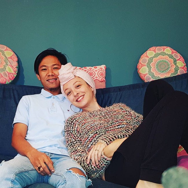 Jadi teman saya mengirim foto itu ke saya dan setelah itu saya kirim ke Indra. Tentu saja saya kirim lewat pesan singkat dan Indra mendapatkan Facebook saya dan mengirimkan pesan. Saya selesai makan dan kembali ke Hotel. Saya menerima pesan tersebut. Dia bertanya apakah saya bisa kembali ke sana kalau dia sudah selesai bekerja? tutur Melisa dalam bahasa Inggris mengungkapkan perkenalannya dengan Indra. Foto: Dok. Instagram @indrasasak.