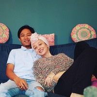 Jadi teman saya mengirim foto itu ke saya dan setelah itu saya kirim ke Indra. Tentu saja saya kirim lewat pesan singkat dan Indra mendapatkan Facebook saya dan mengirimkan pesan. Saya selesai makan dan kembali ke Hotel. Saya menerima pesan tersebut. Dia bertanya apakah saya bisa kembali ke sana kalau dia sudah selesai bekerja? tutur Melisa dalam bahasa Inggris mengungkapkan perkenalannya dengan Indra. Foto: Dok. Instagram @indrasasak.