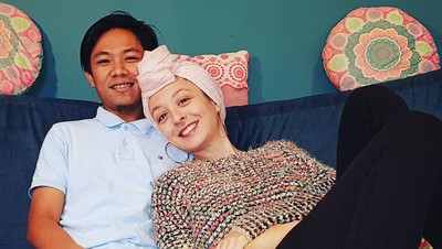12 Foto Bule Cantik Dinikahi Pria Lombok, Bahagia Tinggal di Rumah Sederhana
