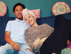 12 Foto Bule Cantik Dinikahi Pria Lombok, Bahagia Tinggal di Rumah Sederhana