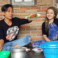 Ialah Indra Budiman yang menceritakan awal mula perkenalanya bersama Melissa yang berasal dari Prancis di akun Youtubenya, Indra Sasak. Dalam video yang berjudul Cerita awal pertemuan pasangan Lombok Indonesia dan Prancis//Story*1, Indra mengungkapkan dia dan sang istri bertemu saat wanita itu liburan ke Lombok. Foto: Dok. Instagram @indrasasak.