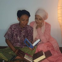 Melissa melanjutkan dia dan temannya akhirnya bertemu kembali dengan Indra usai pria itu bekerja. Ketika makan di restoran tersebut, Melissa mengaku sebenarnya tidak tertarik dengan Indra. Secara fisik menurutnya Indra kurang menarik. Foto: Dok. Instagram @indrasasak.