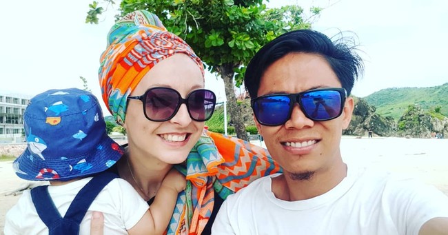 Dua hari setelahnya, Melissa berlibur ke Bali selama dua minggu. Indra menghubungi Melissa lewat pesan singkat. Namun saat itu Melissa tidak tertarik dengan Indra. Namun Indra kemudian menghubunginya via video call. Pada saat video call itu timbul perasaan berbeda pada Melissa saat melihat wajah Indra. Saya tidak tahu, malah di video call wajahnya terlihat ganteng dan saya malah kepikiran alias baper. Setelah video call itu saya merasa sesuatu. Saya berpikir mungkin saya suka pria ini, tapi sekadar suka tidak cinta, ujarnya malu. Foto: Dok. Instagram @indrasasak