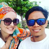 Dua hari setelahnya, Melissa berlibur ke Bali selama dua minggu. Indra menghubungi Melissa lewat pesan singkat. Namun saat itu Melissa tidak tertarik dengan Indra. Namun Indra kemudian menghubunginya via video call. Pada saat video call itu timbul perasaan berbeda pada Melissa saat melihat wajah Indra. Saya tidak tahu, malah di video call wajahnya terlihat ganteng dan saya malah kepikiran alias baper. Setelah video call itu saya merasa sesuatu. Saya berpikir mungkin saya suka pria ini, tapi sekadar suka tidak cinta, ujarnya malu. Foto: Dok. Instagram @indrasasak