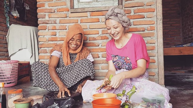 Melissa sebelumnya tinggal di Prancis bagian Selatan bersama keluarganya. Ia datang pertama kali ke Lombok pada November 2017, sebelumnya dari Bali untuk liburan. Mereka bertemu di Lombok, di tempat Indra bekerja, yaitu di Kenza Cafe Lombok. Foto: Dok. Instagram @indrasasak.